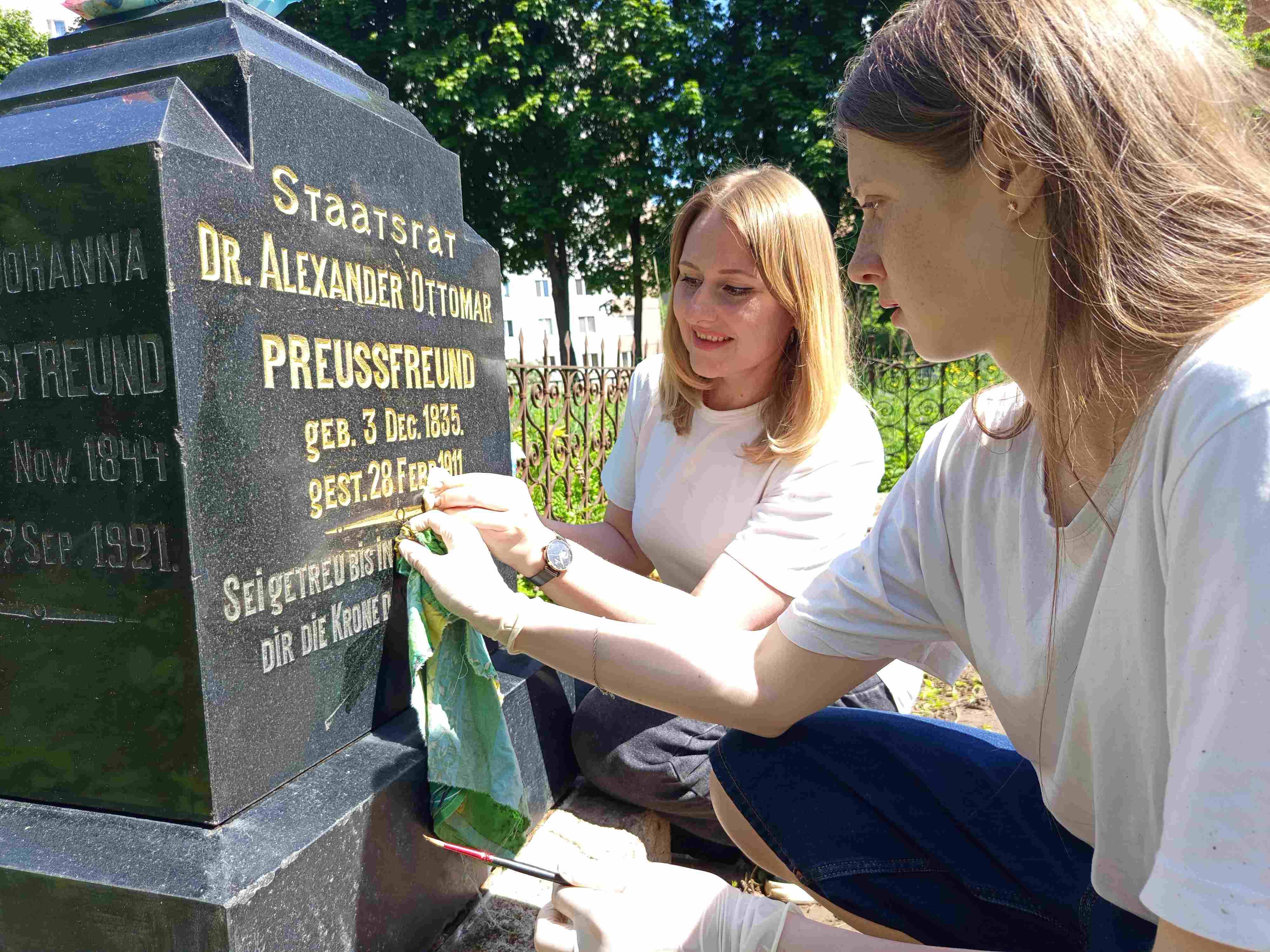 Фотография надгробия